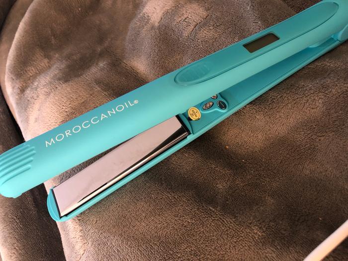 Perfectly Polished Titanium Flat Iron Moroccanoil